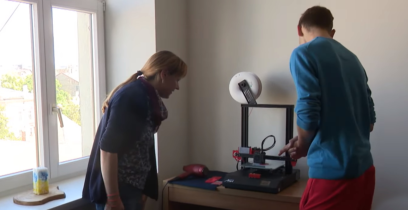 Riga-student bruker 3D-printer for å lage beskyttelsesbriller for Ukraina-krigsofre / Artikkel