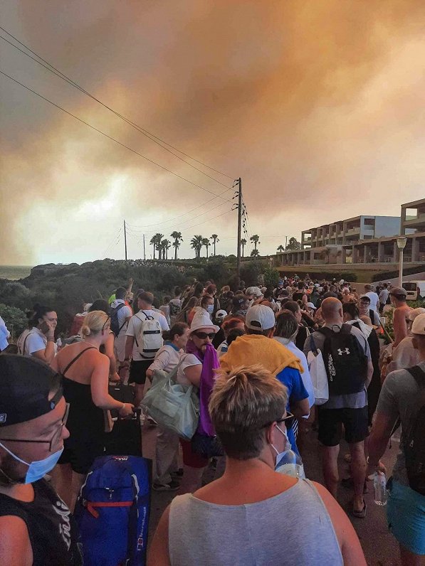 Tūristu evakuācija Rodas salā.