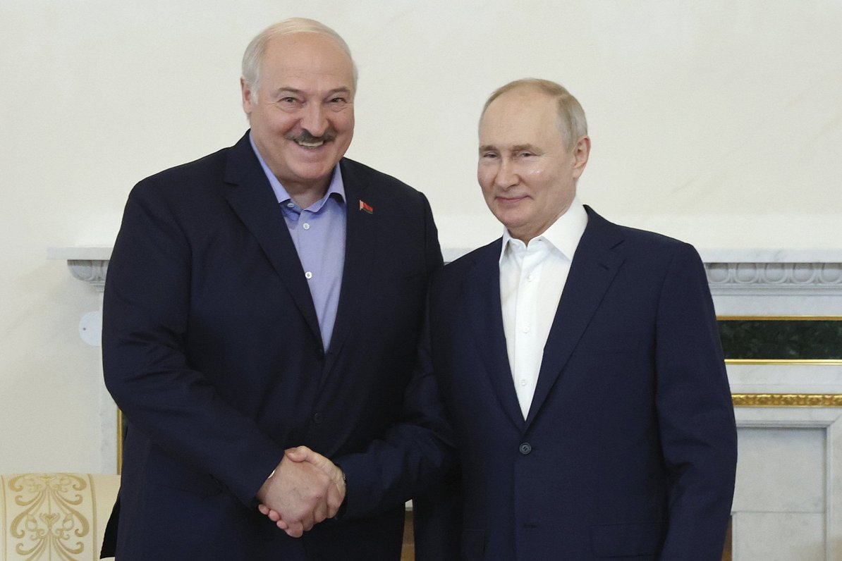 Baltkrievijas un Krievijas vadoņi Aleksandrs Lukašenko (no kreisās) un Vladimirs Putins.