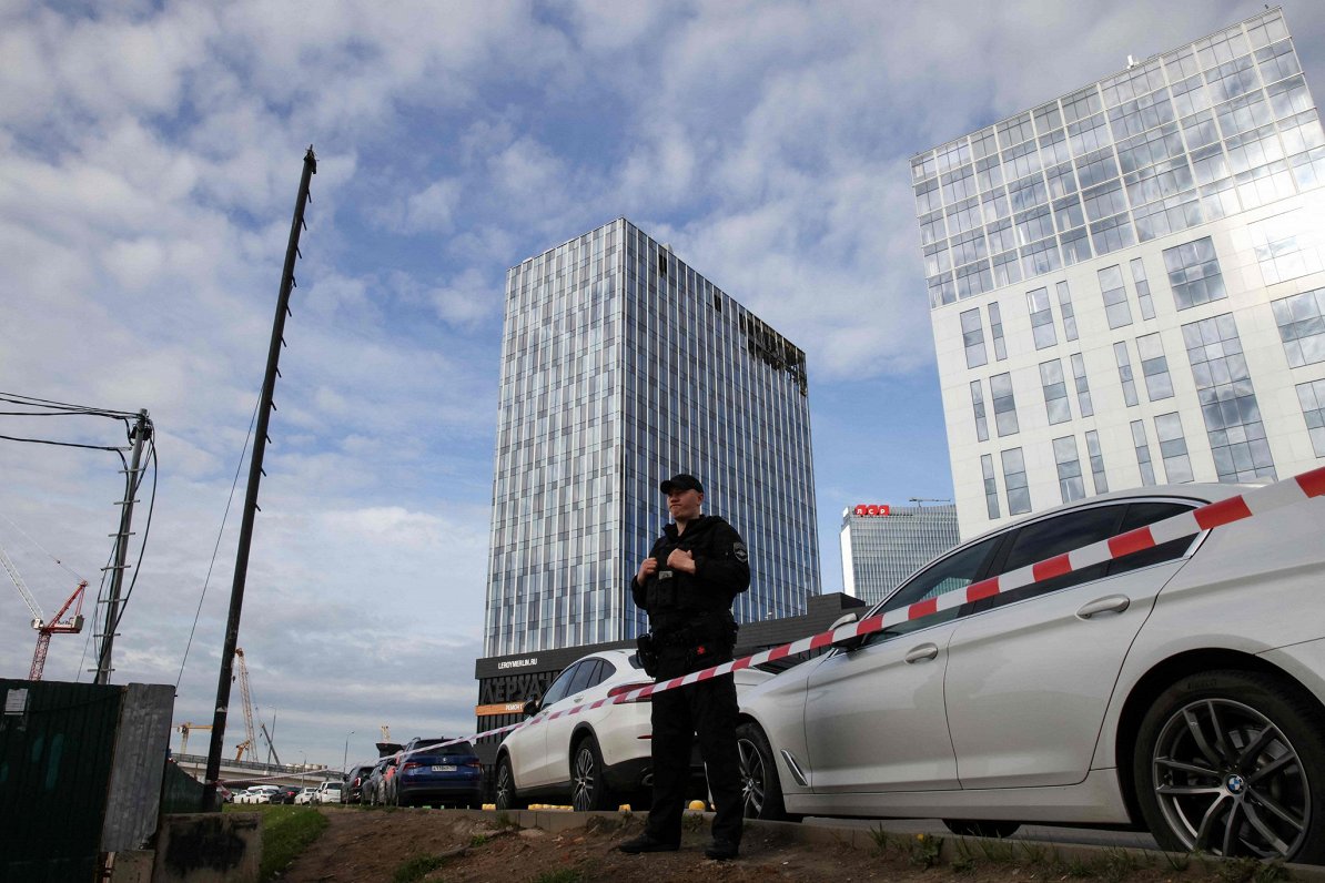 Krievijas policists pie drona uzbrukumā bojātas biroju ēkas Maskavā