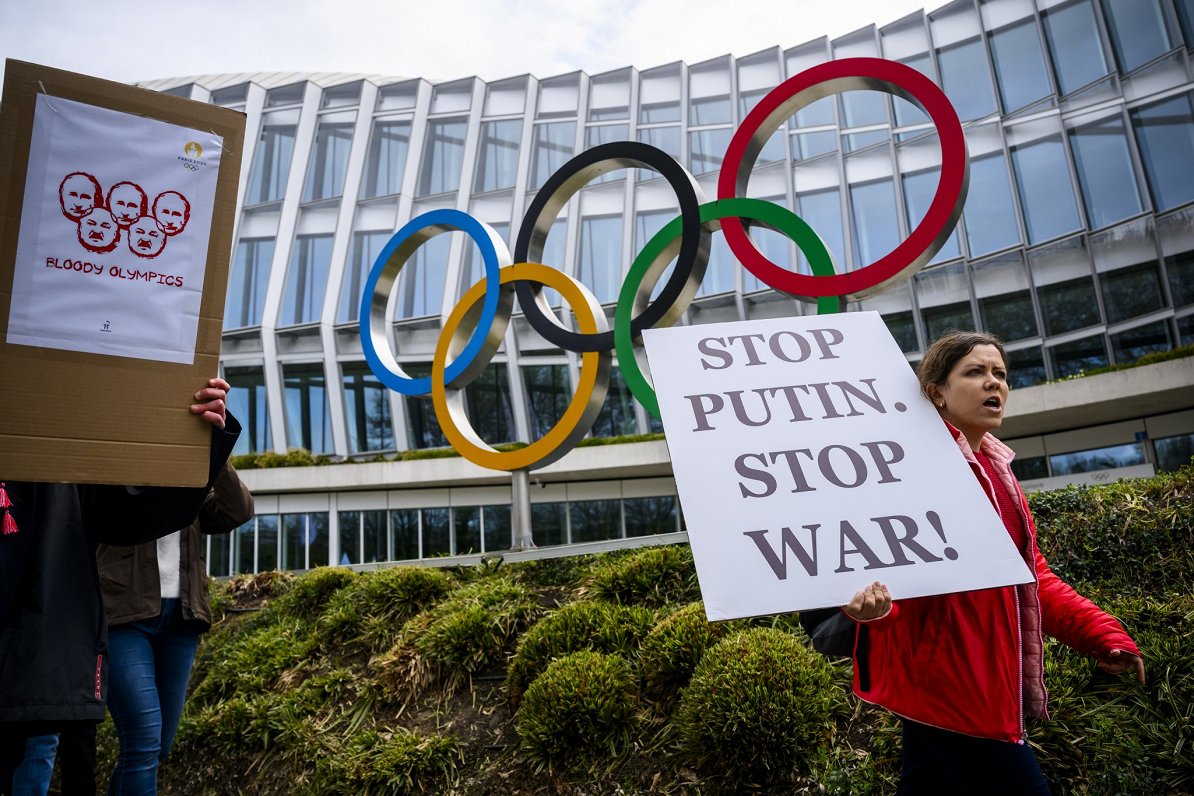Ukraiņu biedrības pārstāvji pie Starptautiskās Olimpiskās komitejas ēkas 2023. gada martā protestē p...
