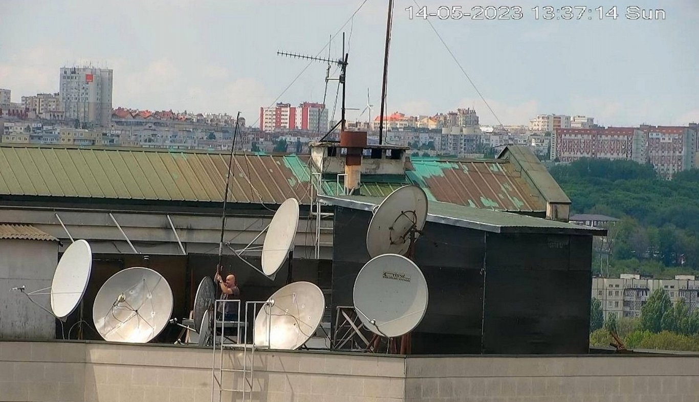 Kišiņevā uz Krievijas vēstniecības jumta ir desmitiem dažādu antenu