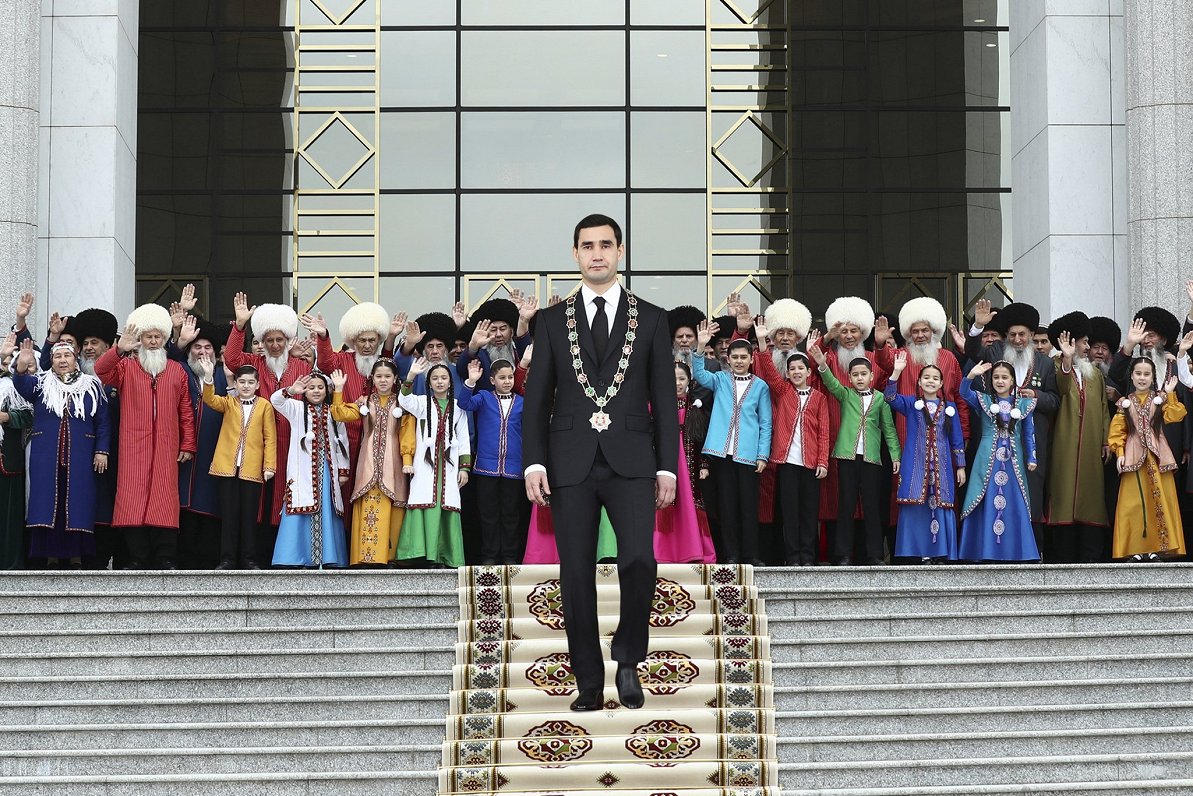 Turkmenistānas prezidents Serdars Berdimuhamedovs ar valsts iedzīvotājiem