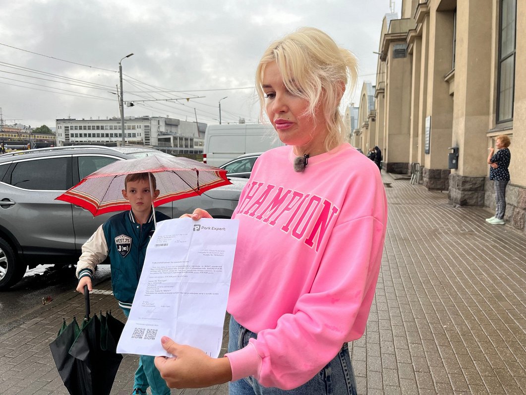 Рижанка Елена Мухаметова получила штраф за парковка у Центрального рынка, просто проезжая мимо