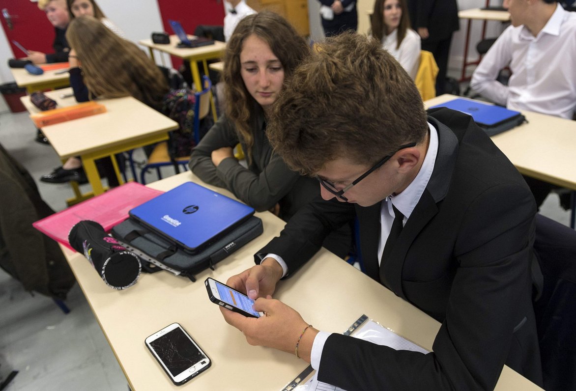 UNESCO aicina aizliegt viedtālruņu izmantošanu skolās