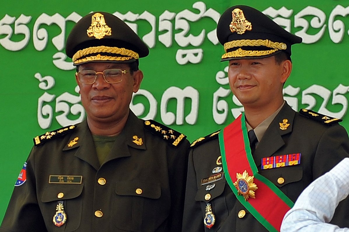 Kambodžas ilggadējais līderis Huns Sens (no kreisās) nolēmis nodot varu savam dēlam Hunam Manetam