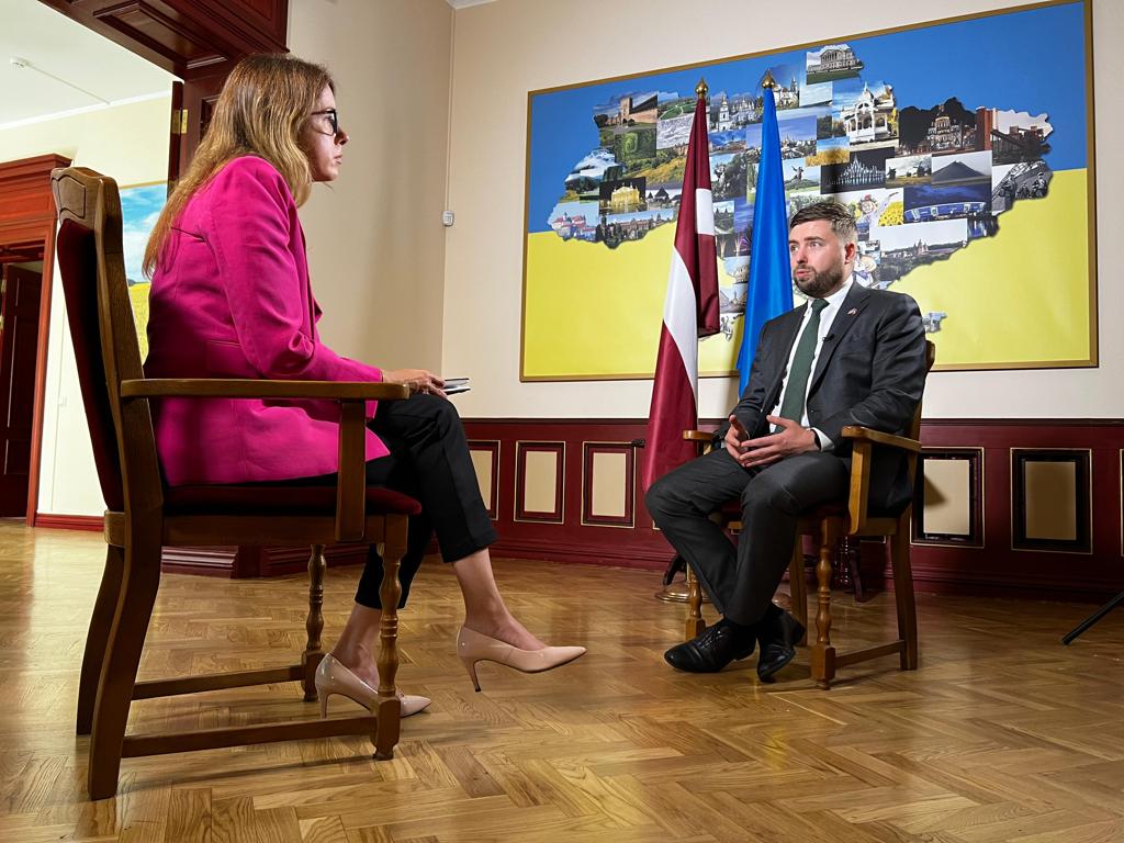Ina Strazdiņa sarunā ar Ukrainas vēstnieku Latvijā Anatoliju Kucevolu
