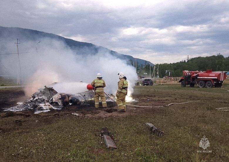 Ugunsdzēsēji helikoptera katastrofas vietā Altaja reģionā Krievijā