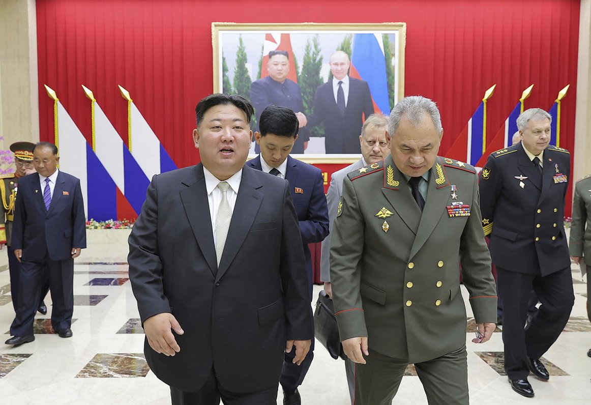 No kreisās Ziemeļkorejas līderis Kims Čenuns un Krievijas aizsardzības ministrs Sergejs šoigu.