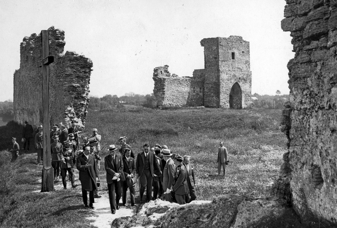 Prezydent RP Ignacy Mościcki podczas zwiedzania ruin zamku na Górze Bony.  Krzemieniec. 1929.● Прези...