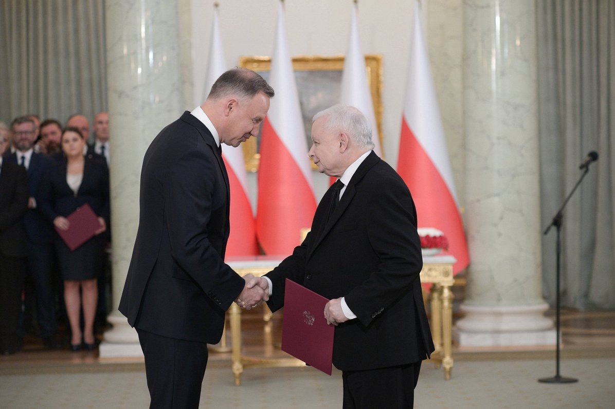 Polijas prezidents Andžejs Duda (no kreisās) un valdošās partijas &quot;Likums un taisnīgums&quot; l...