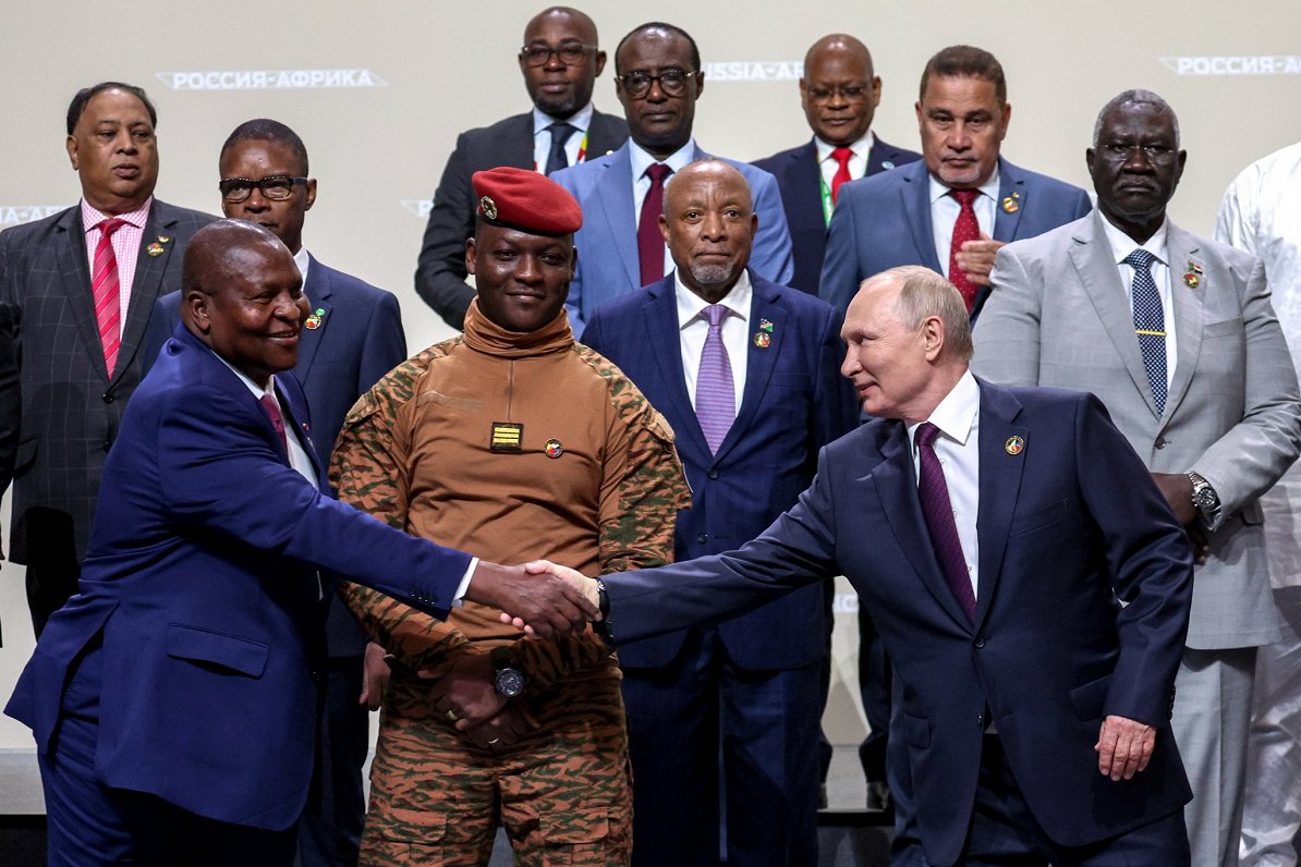 Krievijas vadonis Vladimirs Putins sarokojas ar Mozambikas prezidentu Filipu Njusi