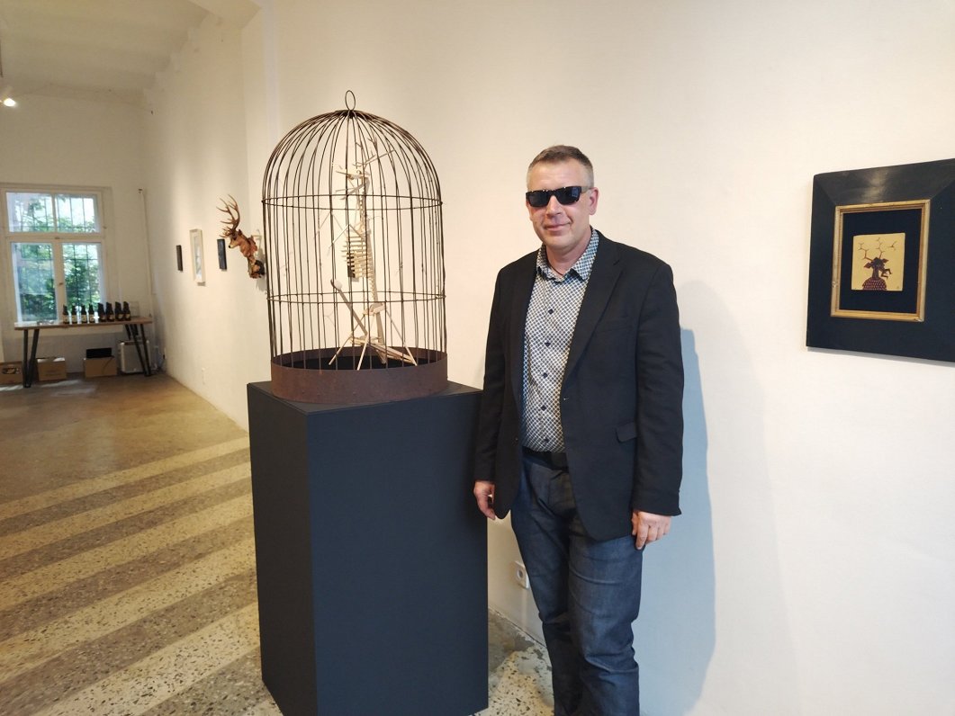 Персональную выставку «Дегенеративная дистопия» открыл 53-летний Микелис Фишерс