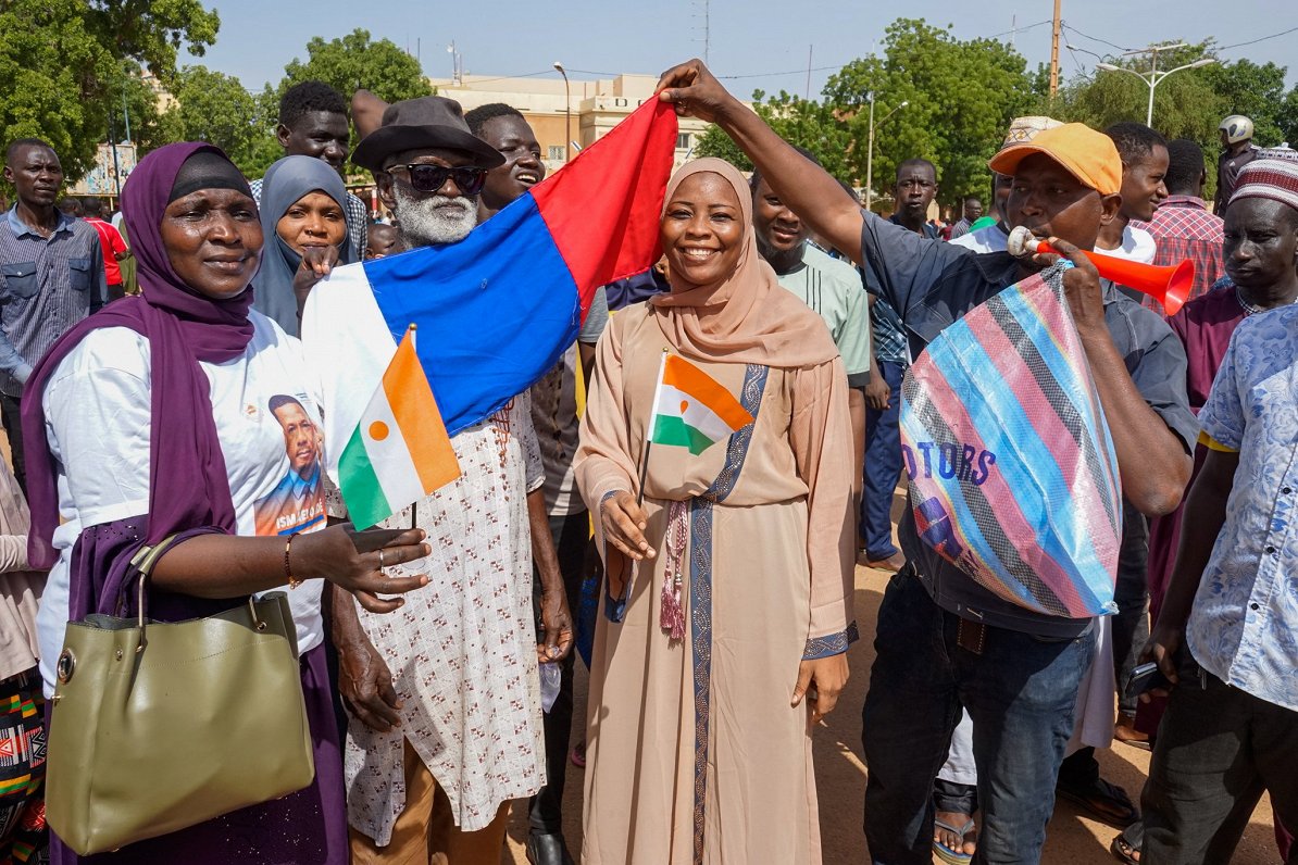 Nigēras militārās huntas un valsts apvērsuma atbalstītāji demonstrācijā 2023. gada 30. jūlijā