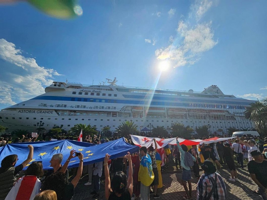 Gruzijas ostā Batumi notikuši protesti pret Krievijas kruīza kuģa &quot;Astoria Grande&quot; ierašan...