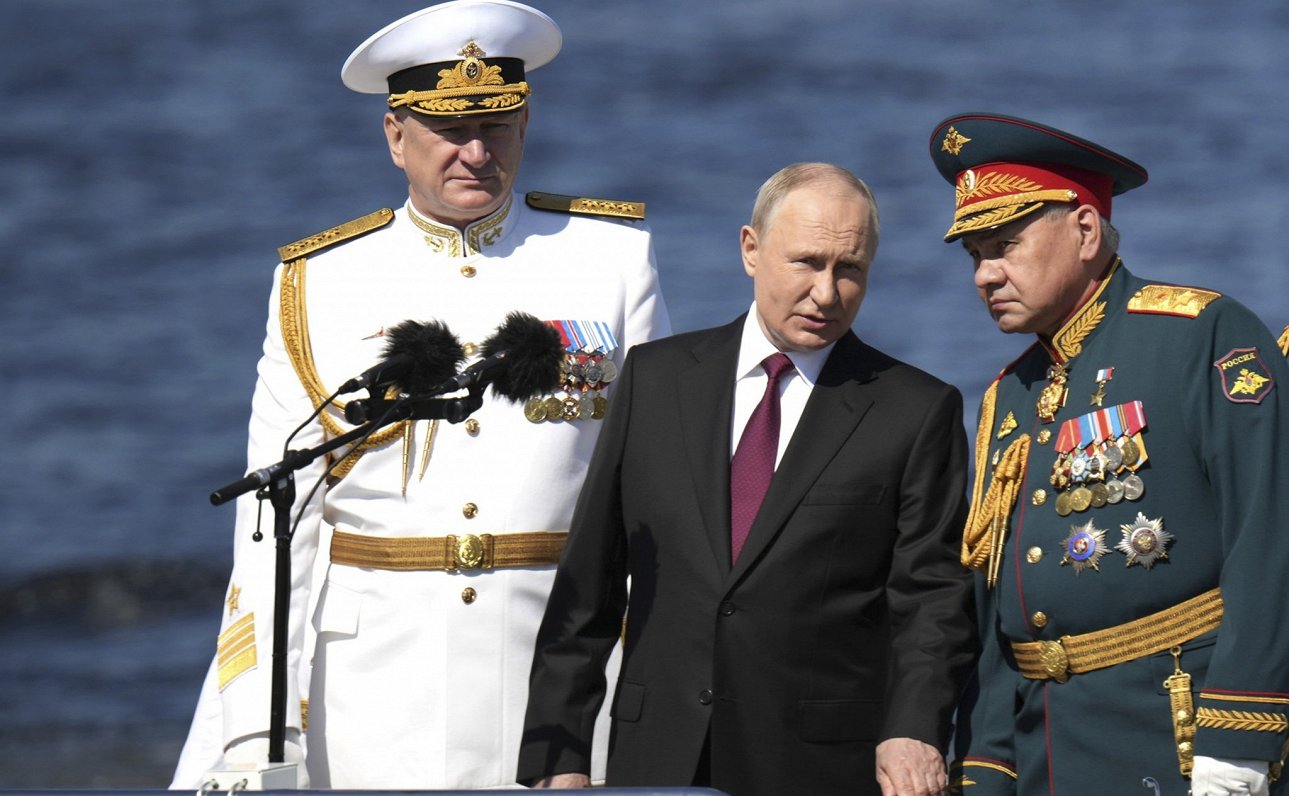 Krievijas prezidents Vladimirs Putins ar Krievijas aizsardzības ministru Sergeju Šoigu un Jūras spēk...