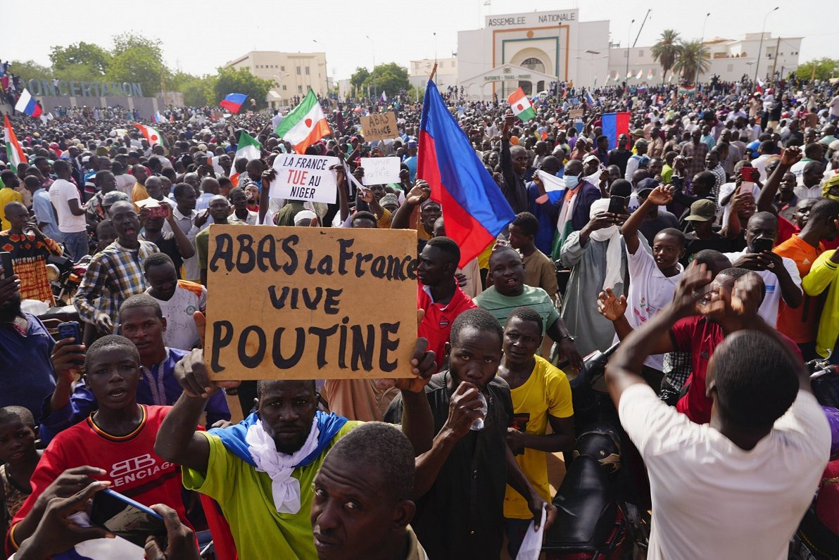 Nigērā notikušā valsts apvērsuma atbalstītāju demonstrācija. Lozungs vēsta &quot;Nost ar Franciju! L...