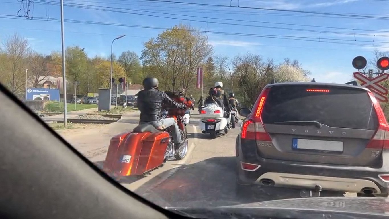 Motociklisti neatļauti šķērso pārbrauktuvi Ogrē