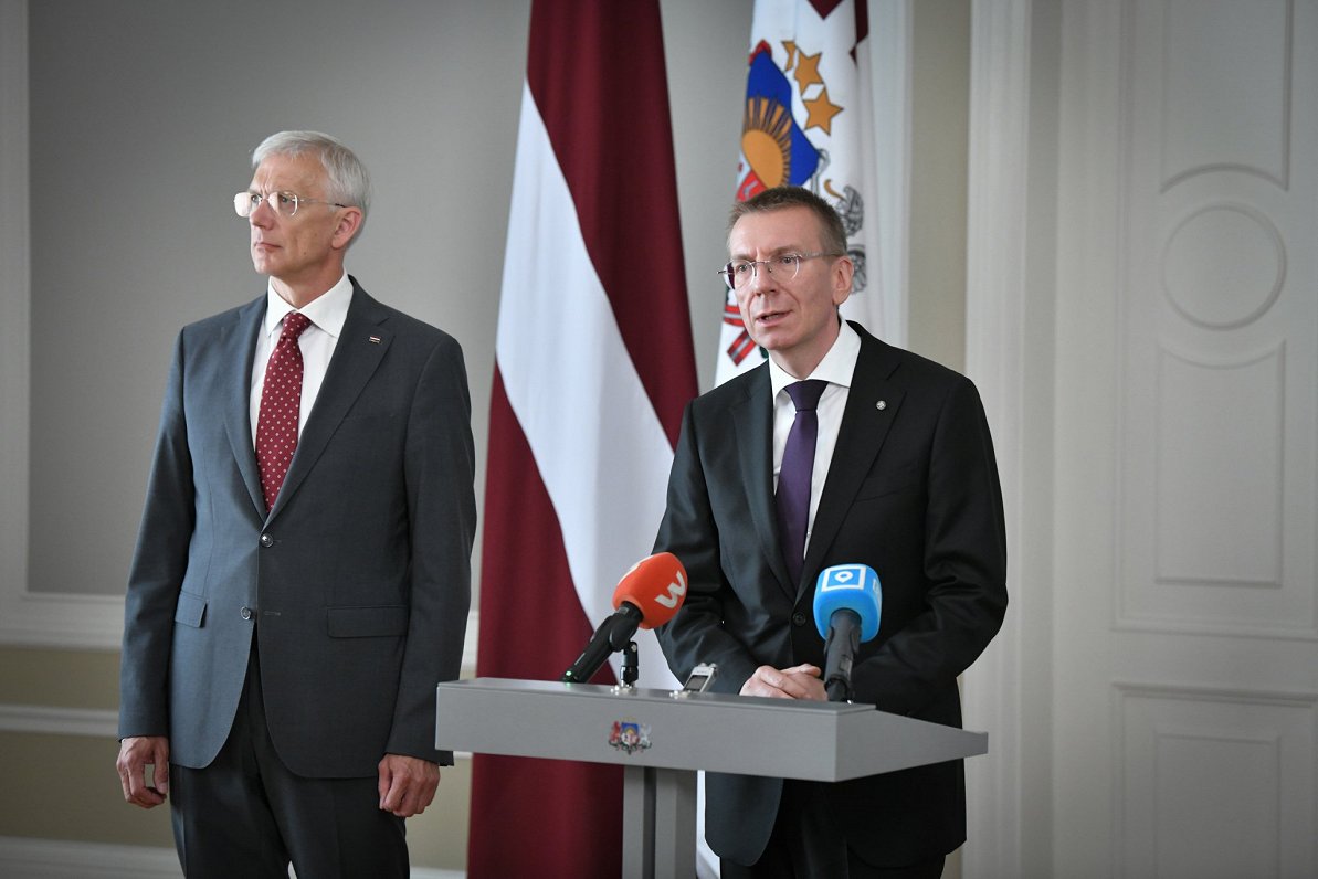 Премьер-министр Кришьянис Кариньш (слева) и президент Латвии Эдгар Ринкевич