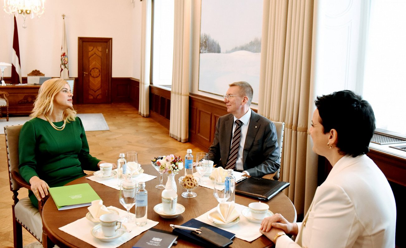 Слева направо: министр благосостояния Эвика Силиня, президент Эдгар Ринкевич и руководитель канцеляр...