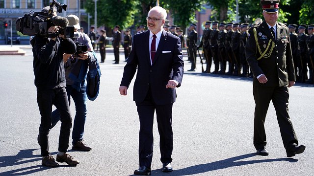 Levits prezidentūras pēdējā dienā pateicas tautai un Latvijas drošības sargātājiem