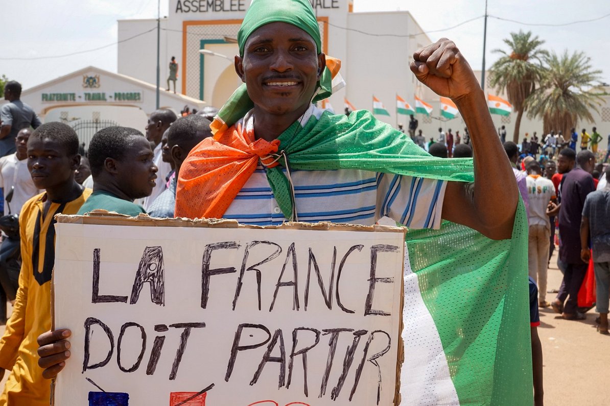 Nigērā notikušā apvērsuma atbalstītājs ar plakātu &quot;Francijai ir jāaiziet&quot;