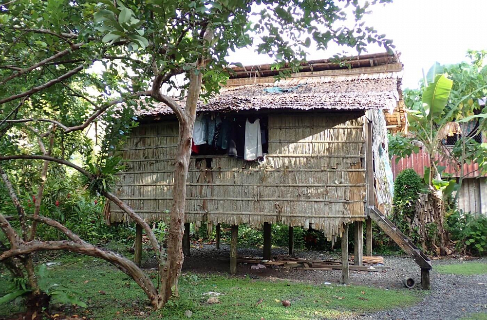 Tradicionālā māja no sago, kokosa palmu lapām un koksnes Čoizeulas salā