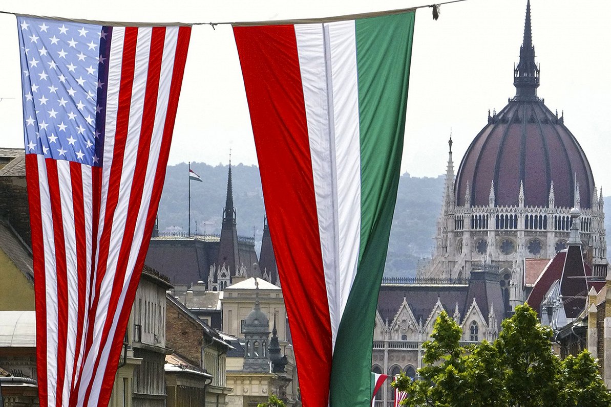 ASV un Ungārijas karogi Budapeštā