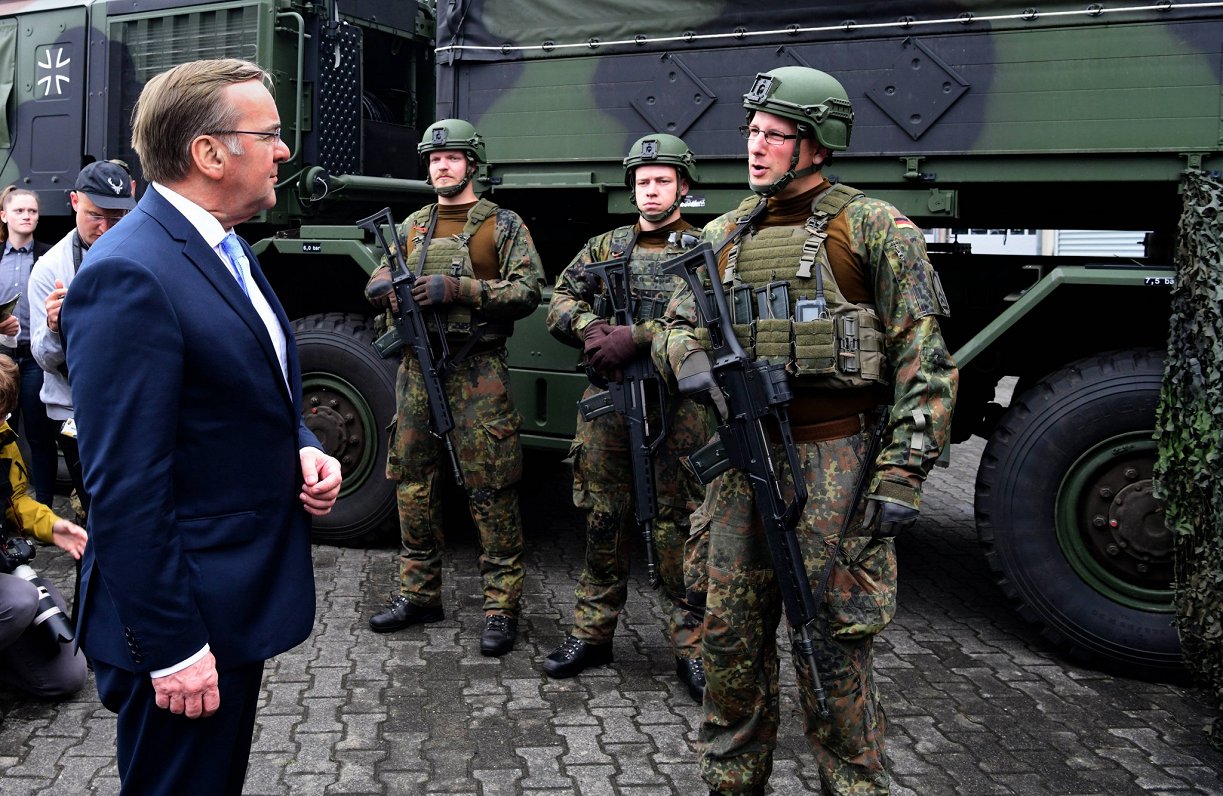 Vācijas aizsardzības ministrs Boriss Pistoriuss tiekas ar karavīriem
