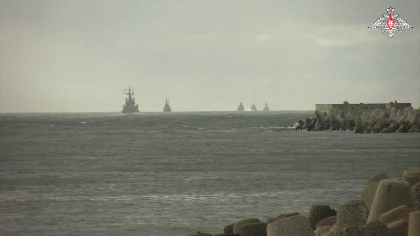 Ekrānšāviņš no 5. jūnijā publicēta video no Krievijas militārajām mācībām Baltijas jūrā.