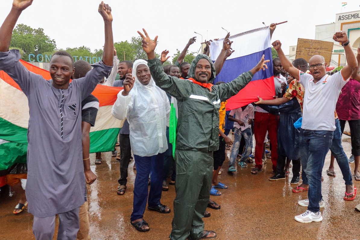 Nigēras apvērsuma atbalstītāji ar Krievijas karogu