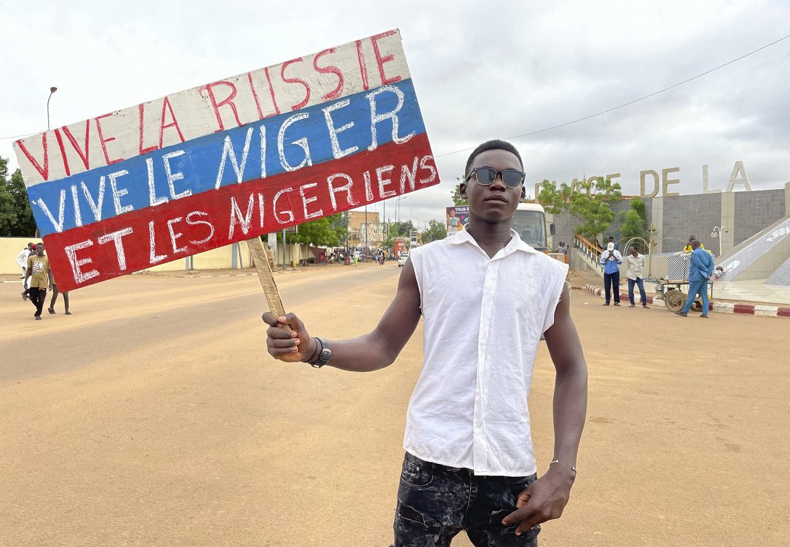 Nigērā notikušā valsts apvērsuma atbalstītājs ar plakātu Krievijas karoga krāsās. Uzraksts vēsta: &q...