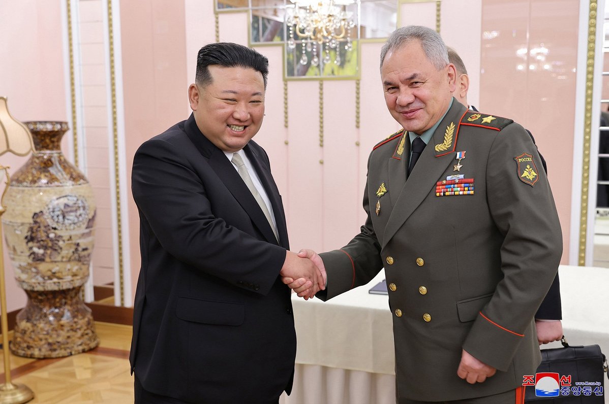 Ziemeļkorejas vadonis Kims Čenuns sasveicinās ar Krievijas aizsardzības ministru Sergeju Šoigu