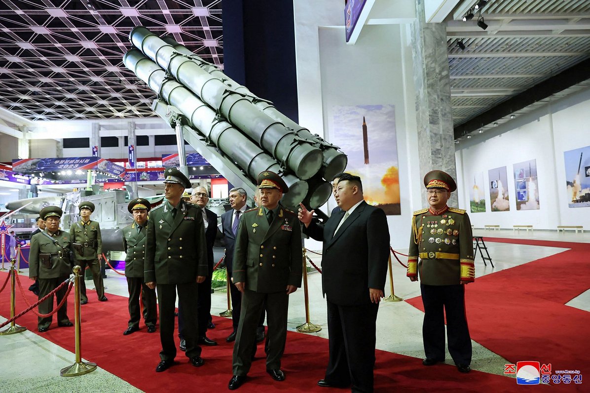 Krievijas delegācija aplūko Ziemeļkorejas militārās tehnikas ekspozīciju
