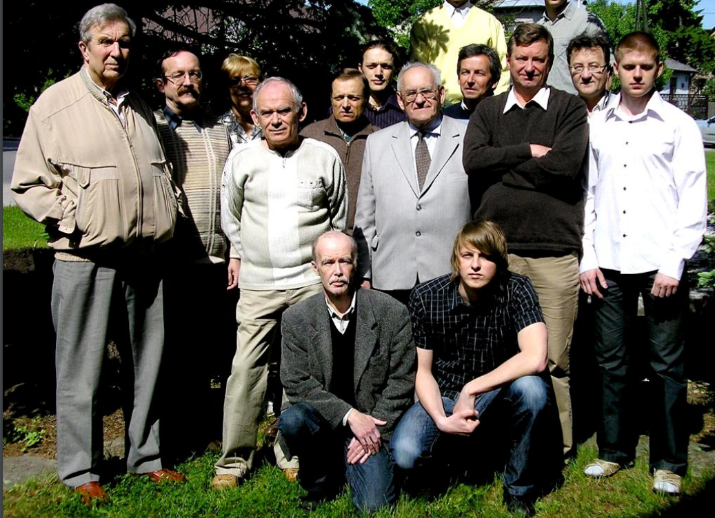 Artjuhs (otrā rinda pirmais no kreisās) ar EDI kolēģiem 2010. gadā.