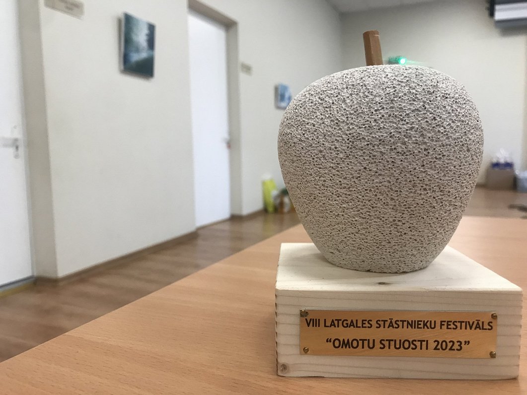 Simbolisks Augšdaugavas novada mākslinieka Valda Grbeža veidots ābols būs šī gada Latgales stāstniek...