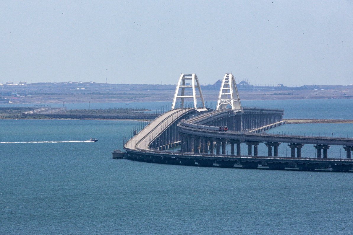 Виде на Керченский пролив и Крымский мост. Июль 2023.