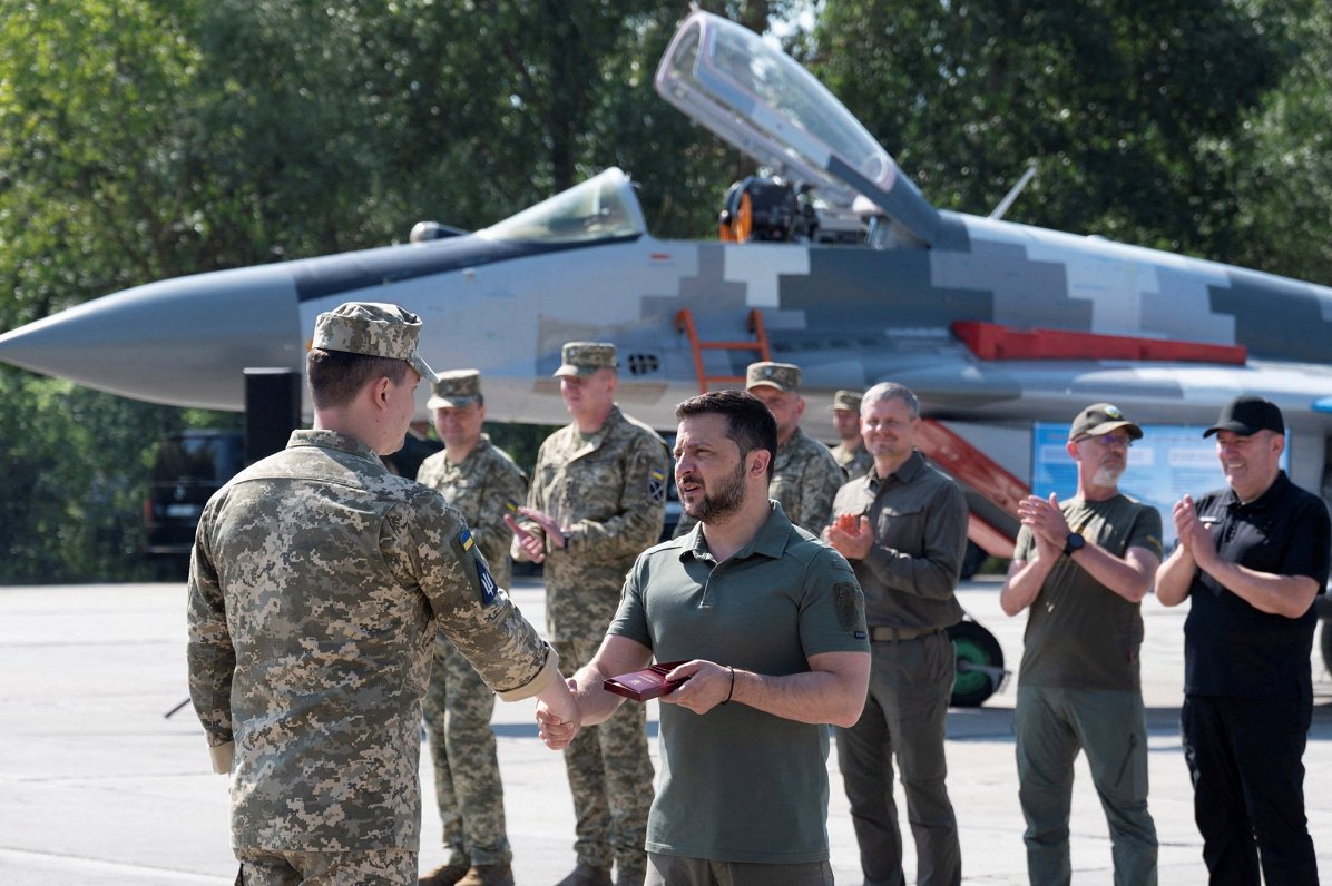 Ukrainas prezidents apmeklē Ukrainas Gaisa spēku bāzi nezināmā lokācijā