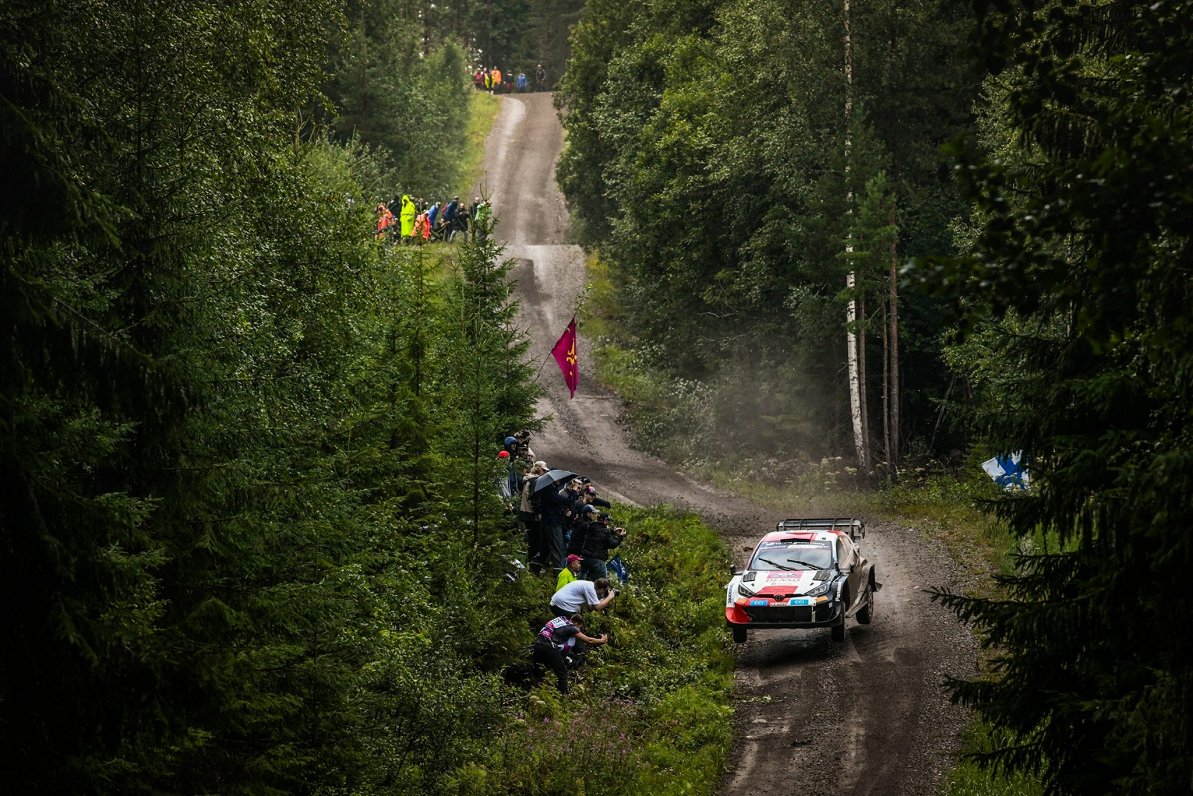 Elfina Evansa ekipāža 2023. gada Somijas WRC posmā.
