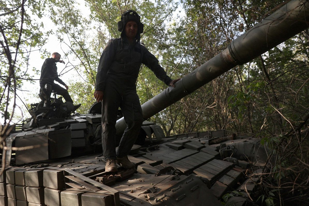 Ukrainas aizstāvji netālu no frontes līnijas Doneckas apgabalā. Ilustratīvs foto