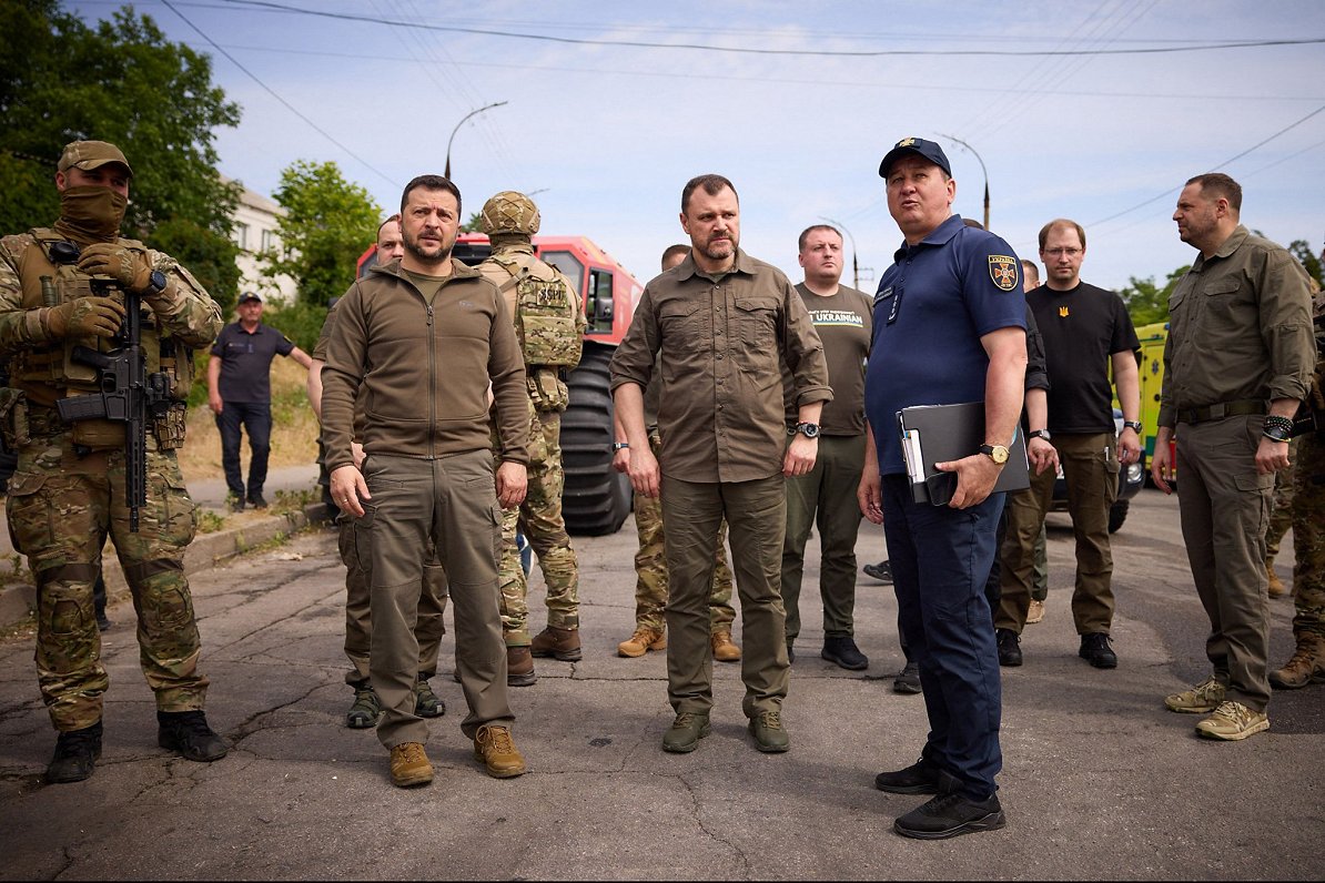 Ukrainas prezidents Volodimirs Zelenskis apmeklē plūdu skarto rajonu pēc Kahovkas HES aizsprosta uzs...