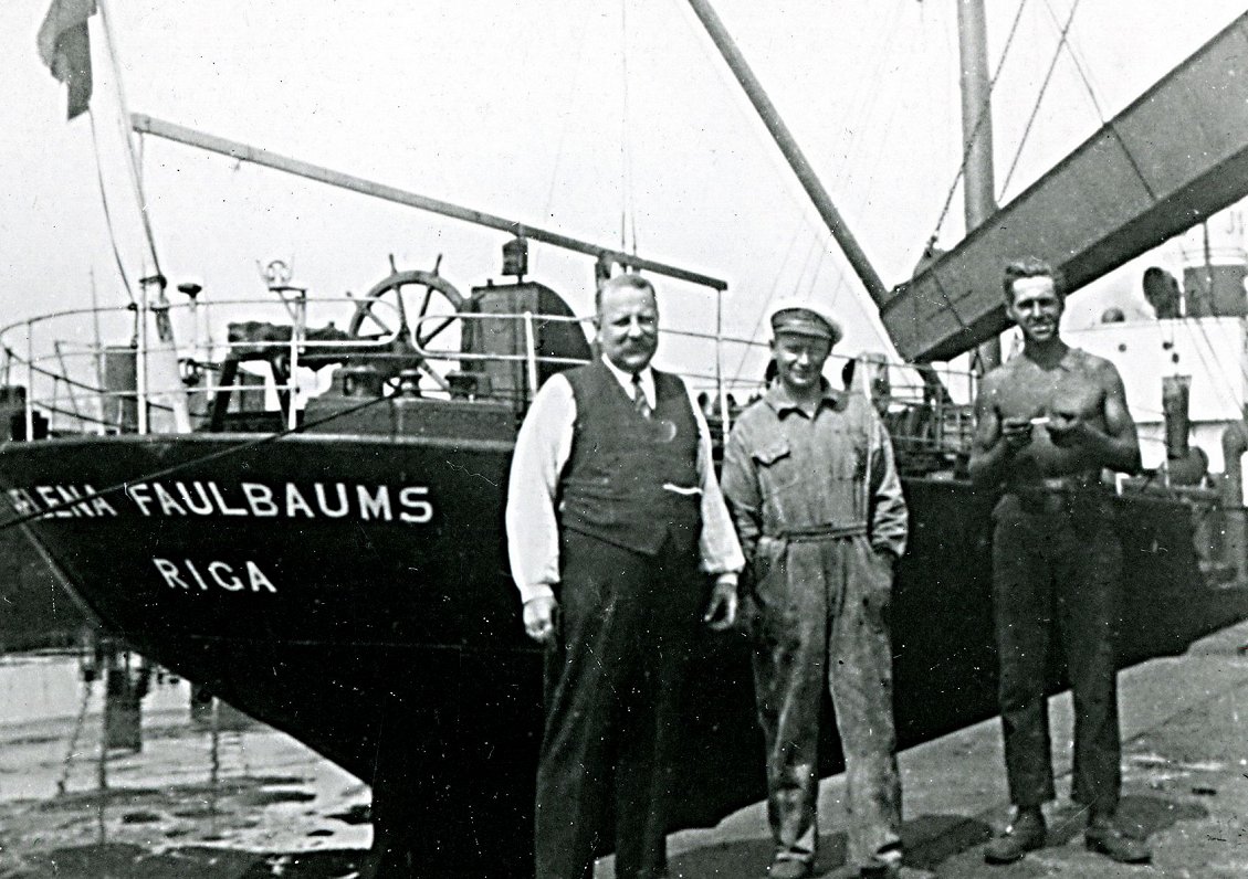 Daļa no tvaikoņa “Helena Faulbaums” apkalpes komandas. No kreisās: kapteinis N. Cughauss, stūrmanis...