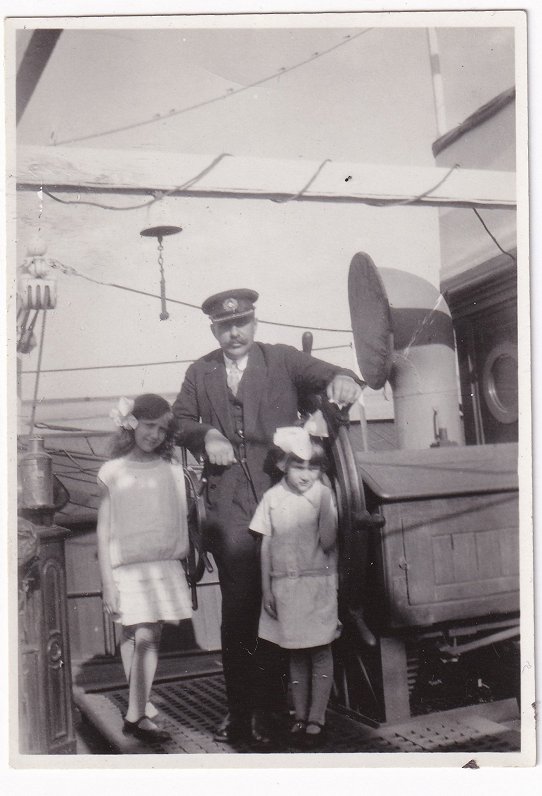 Tālbraucējkapteinis Nikolajs Cughauss ar meitām Elizabeti un Tamāru uz tvaikoņa “Latvis” klāja, 1929...