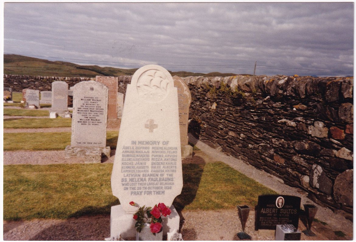Bojāgājušajiem jūrniekiem veltītais piemineklis Kilchatanas kapsētā, 20. gs. 90. gadi.