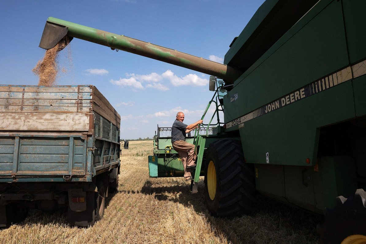 Ukraiņu zemnieki novāc kviešu ražu netālu no Kramatorskas pilsētas Doneckas apgabalā