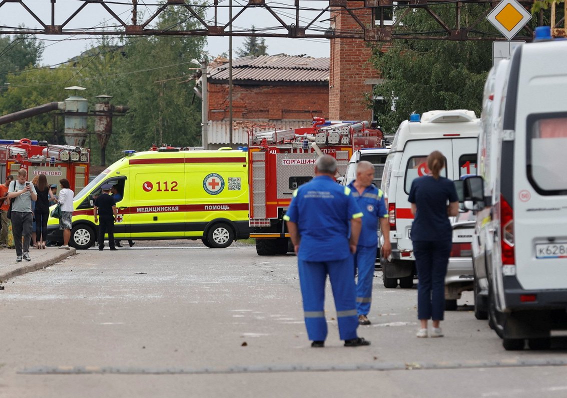 Ātrās palīdzības automašīnas pie sprādzienā cietušās rūpnīcas Maskavas apgabalā