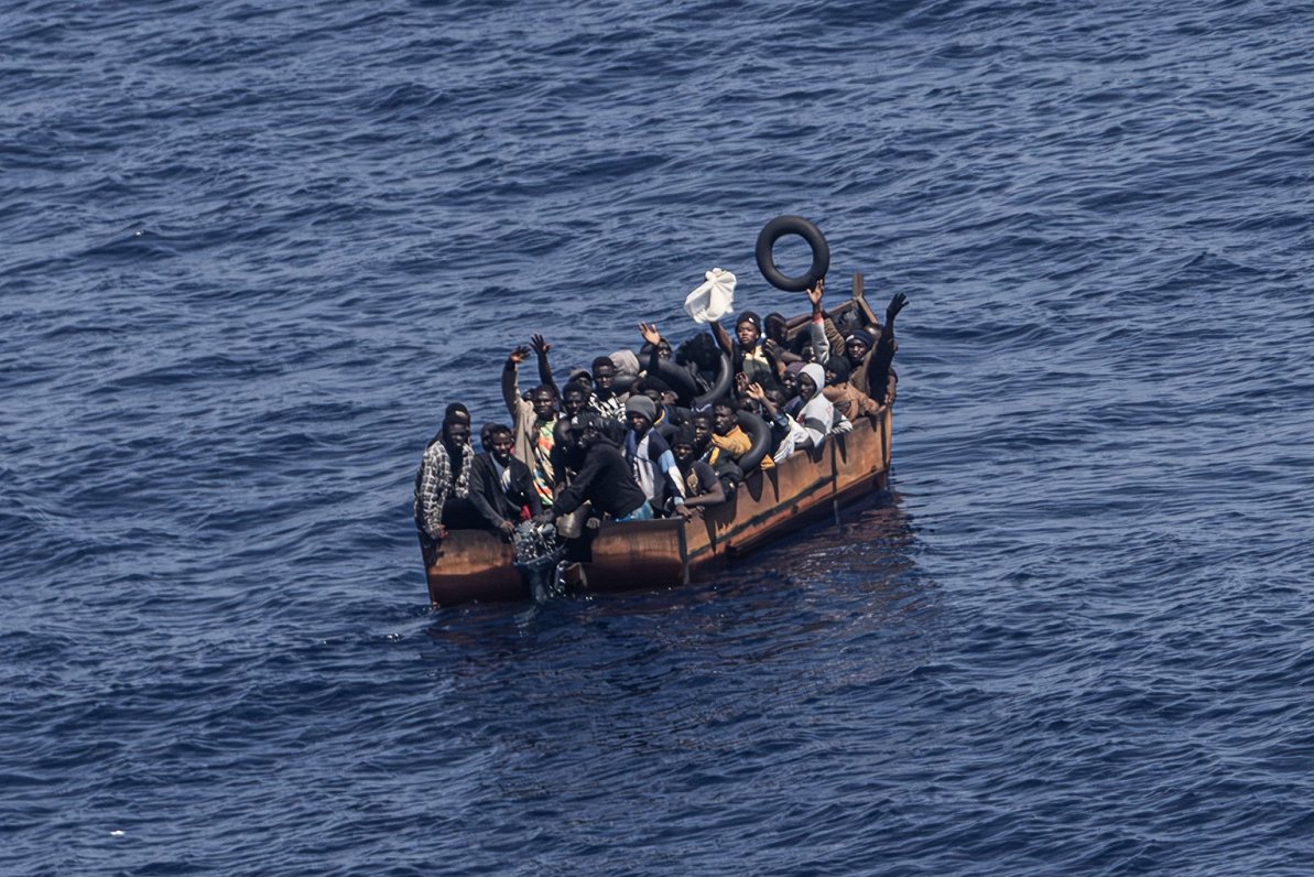 Migranti ar laivu mēģina šķērsot Vidusjūru, lai nokļūtu Itālijā