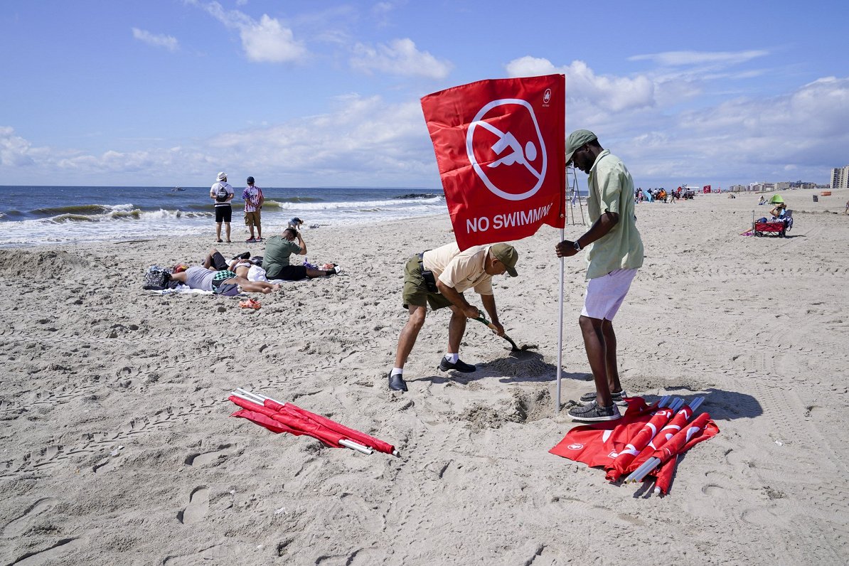 Rokavejas pludmalē Ņujorkā glābēji uzstāda brīdinājumus par aizliegumu peldēties, jo šonedēļ haizivs...