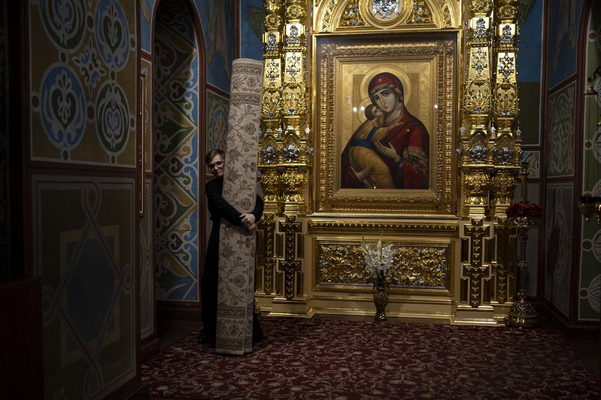Монах с ковром. Украина, Киев. 09.08.2023