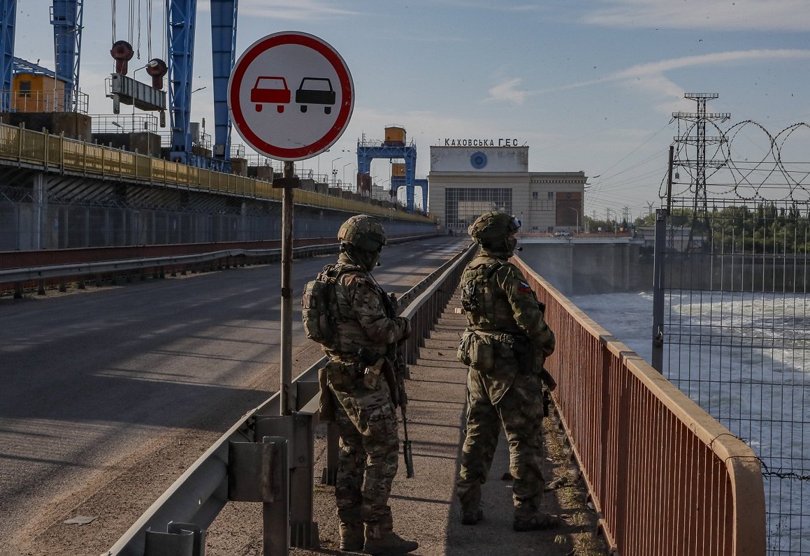 Krievijas okupācijas spēku karavīri pie Kahovkas hidroelektrostacijas Ukrainā. 2023. gada jūnijā HES...